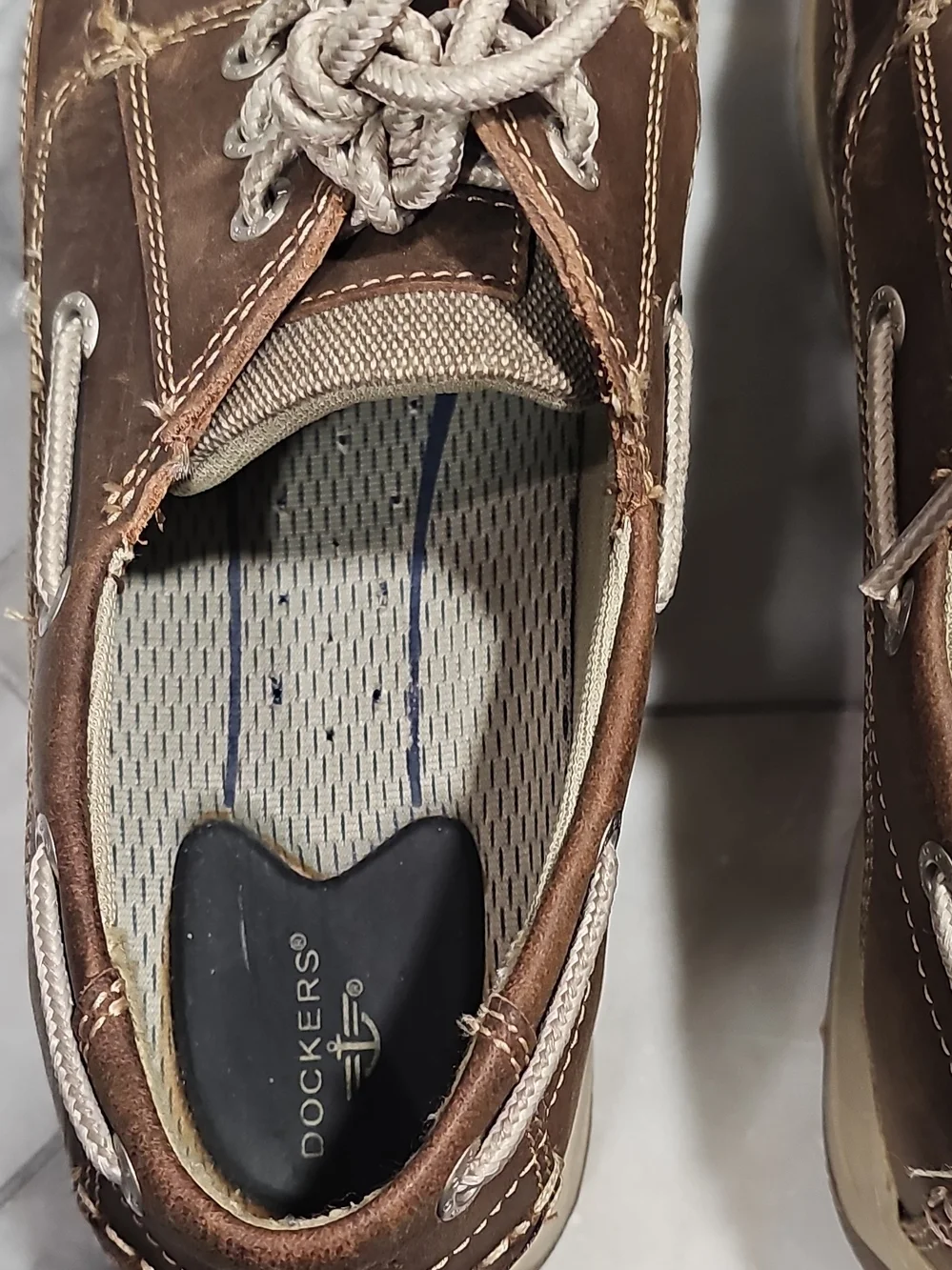 Dockers Classic Brown Leather Men’s Boat Shoes with Beige Laces